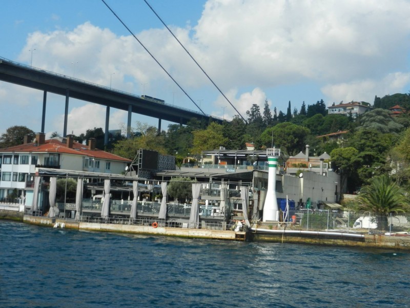 A Boszporusz híd lábánál lévő, hírességek által is igen közkedvelt Reina Klub békés képe